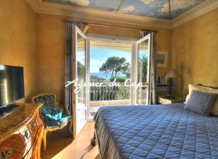 Villa provençale à vendre de 177 m², comprenant 6 pièces avec vue mer sur le golfe de saint-tropez, aux Issambres