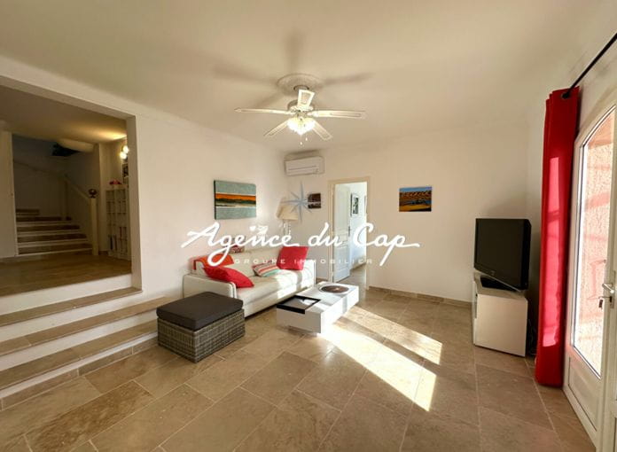 For sale villa of 208 sqm composed of 2 apartments with sea view, pool, pool house and double garage, in saint-aygulf