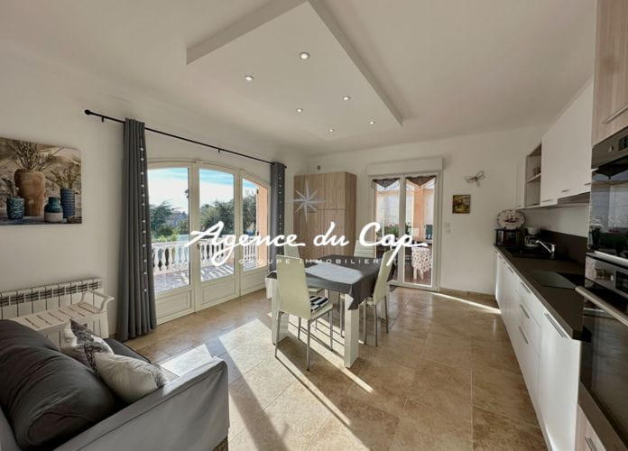 à vendre villa de 208 m² composée de 2 appartements avec vue mer piscine, pool house et double garage, à saint-aygulf (12)