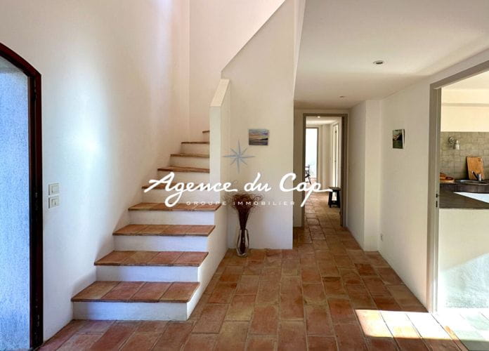 Provencal villa of 143sqm 5 rooms with 4 bedrooms, sea view, pool and garage, in issambres (7)