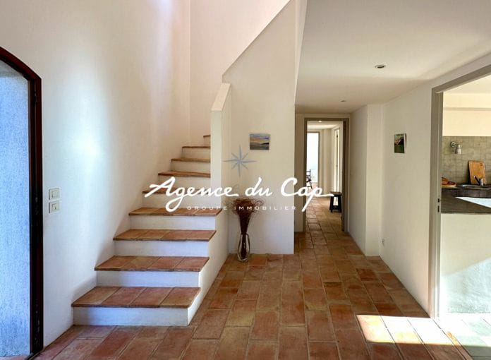 Provencal villa of 143sqm 5 rooms with 4 bedrooms, sea view, pool and garage, in Issambres