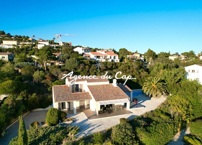 For sale renovated villa of 150 sqm, 6 rooms, with sea view, garage and pool, in les issambres (1)