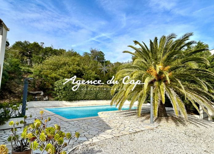 For sale renovated villa of 150 sqm, 6 rooms, with sea view, garage and pool, in les issambres (2)