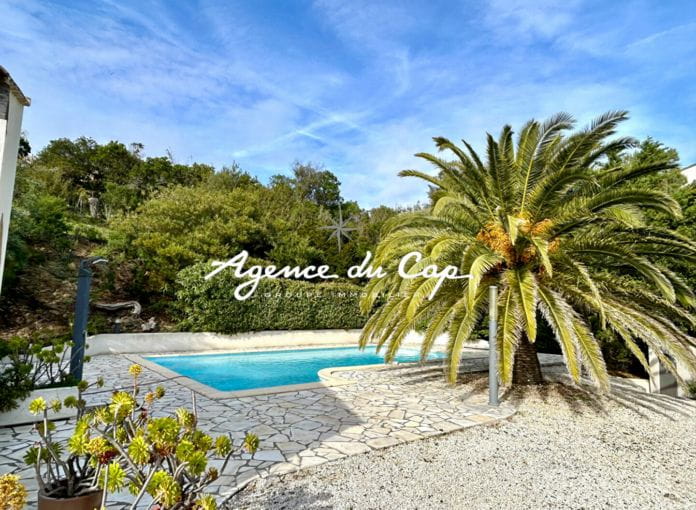 For sale renovated villa of 150 sqm, 6 rooms, with sea view, garage and pool, in les Issambres