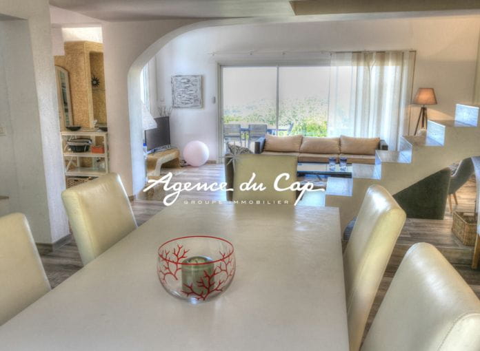 For sale renovated villa of 150 sqm, 6 rooms, with sea view, garage and pool, in les Issambres