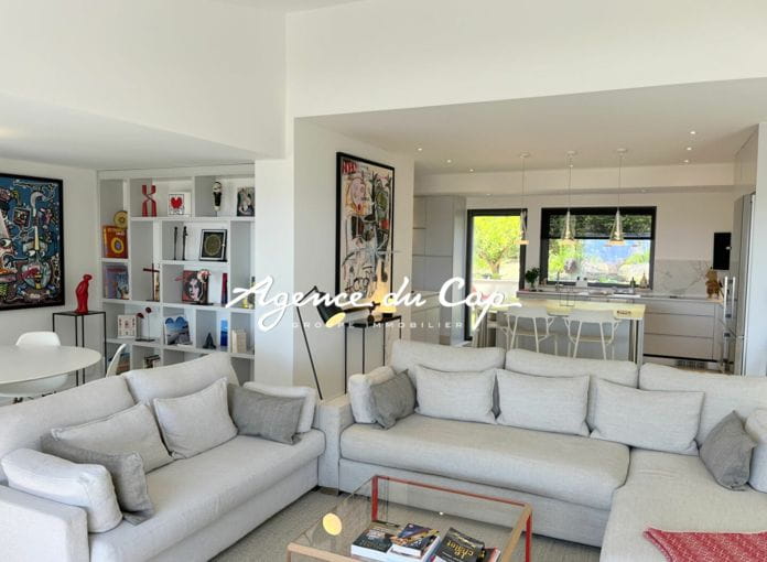 Contemporary villa for sale of 213 sqm with sea view on the gulf of saint-tropez, near the city center of sainte-maxime