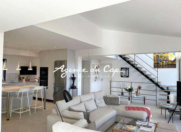 Contemporary villa for sale of 213 sqm with sea view on the gulf of saint-tropez, near the city center of sainte-maxime