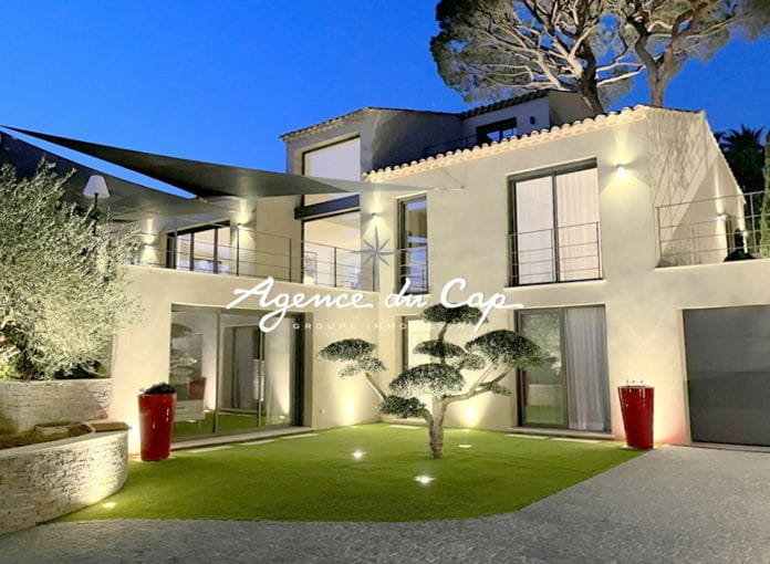 Contemporary villa for sale of 213 sqm with sea view on the gulf of saint-tropez, near the city center of sainte-maxime