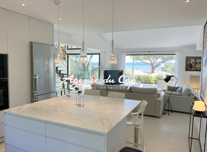 Contemporary villa for sale of 213 sqm with sea view on the gulf of saint-tropez, near the city center of sainte-maxime