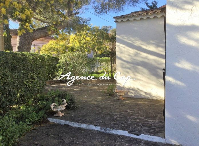 À vendre villa 82m² avec 2 chambres bureau garage et sous sol, proche du bord de mer et centre ville à pied de saint aygulf