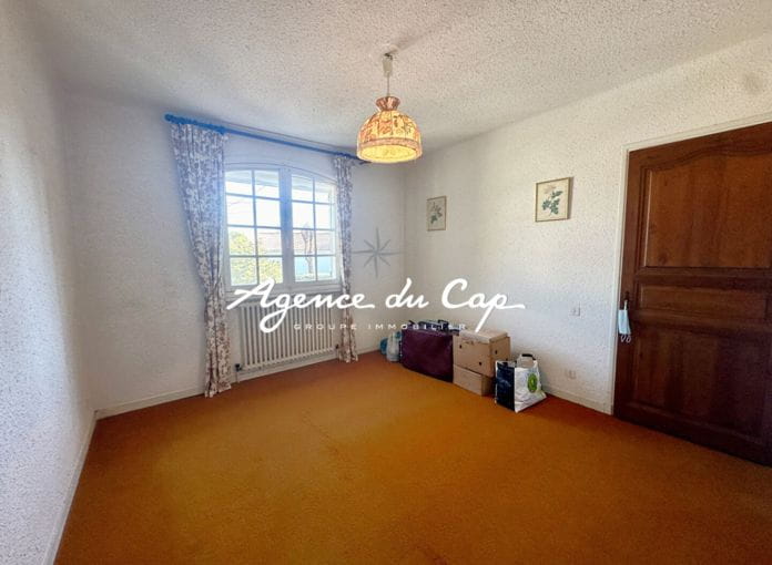 À vendre villa 82m² avec 2 chambres bureau garage et sous sol, proche du bord de mer et centre ville à pied de saint aygulf