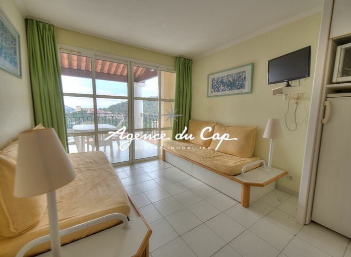 Sea view apartment, 3 rooms, 6/8 beds, top floor, near the sea