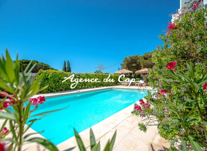 For sale property with a surface of 515sqm with 10 bedrooms and swimming pool, 200m from the beaches of Issambres