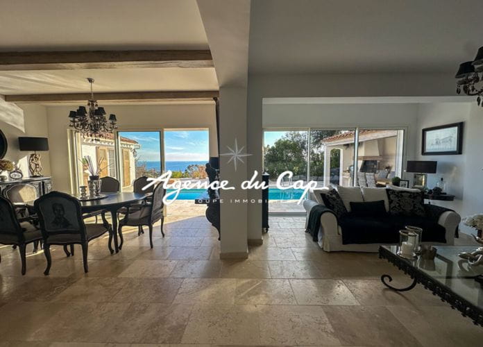 For sale renovated villa of 154 sqm with sea view, pool and many parking spaces, in issambres (10)