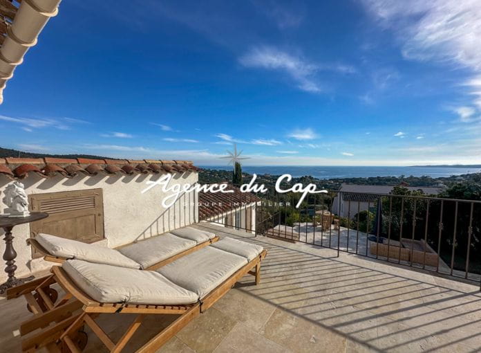 For sale renovated villa of 154 sqm with sea view, pool and many parking spaces, in Issambres