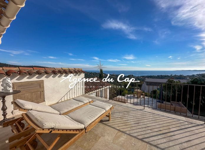 À vendre villa rénovée de 154 m² avec vue mer, piscine et de nombreuses places de parking, aux Issambres