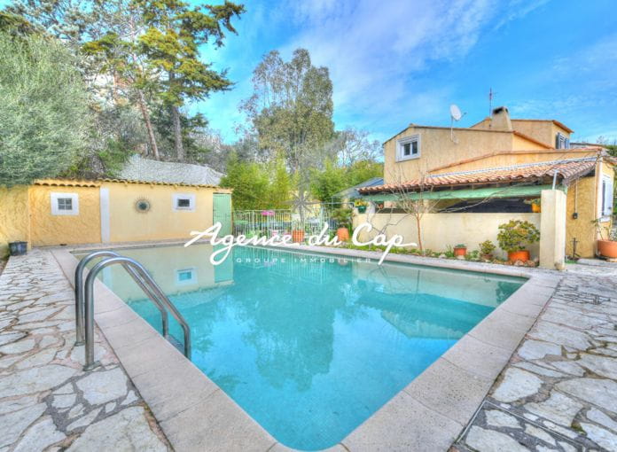 5 room detached villa with pool close to shops on foot for sale in Saint-Raphaël