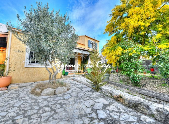 5 room detached villa with pool close to shops on foot for sale in Saint-Raphaël