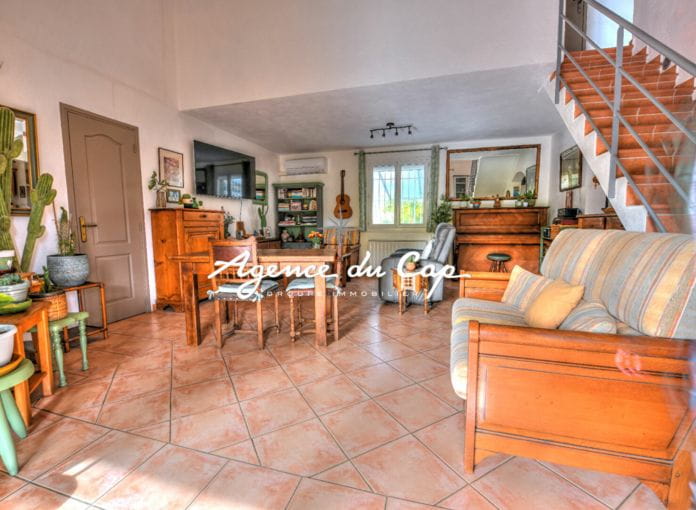 5 room detached villa with pool close to shops on foot for sale in Saint-Raphaël