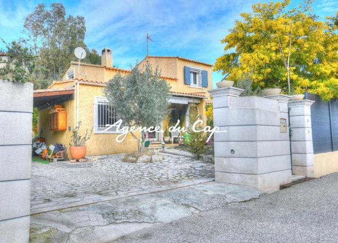 5 room detached villa with pool close to shops on foot for sale in saint raphael (0)