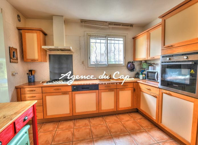 5 room detached villa with pool close to shops on foot for sale in Saint-Raphaël