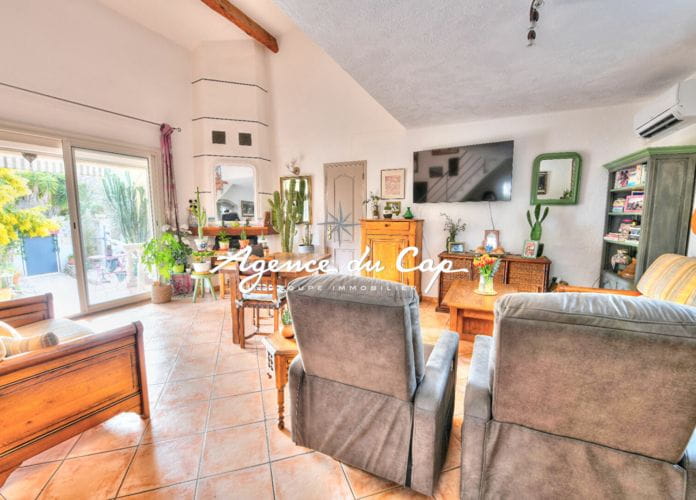 5 room detached villa with pool close to shops on foot for sale in saint raphael (8)