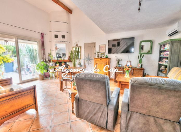 5 room detached villa with pool close to shops on foot for sale in Saint-Raphaël