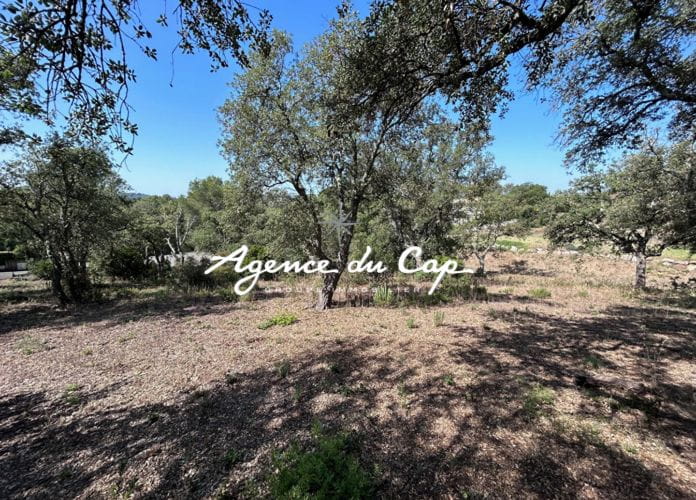 Terrain constructible situe dans un domaine prise de valescure de 1726m²  saint raphael (0)