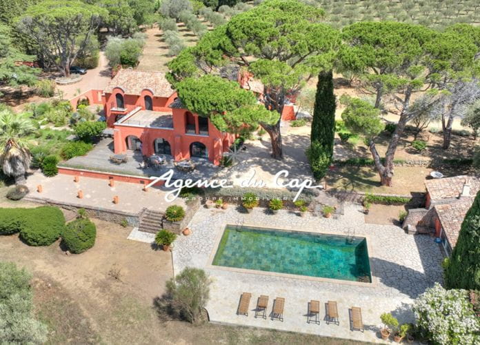 Villa de style toscan  proche mer et commerces vue dominante avec  parc tennis piscine  a vendre entre cannes et st tropez  saint raphael (1)