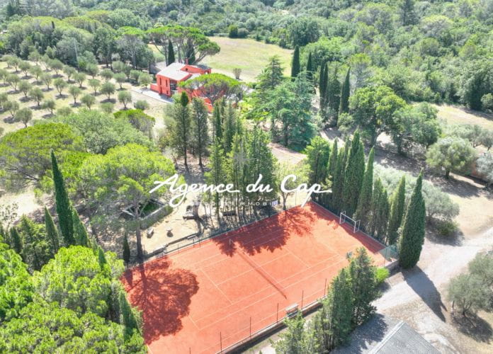 Villa de style toscan  proche mer et commerces vue dominante avec  parc tennis piscine  a vendre entre cannes et st tropez  saint raphael (3)