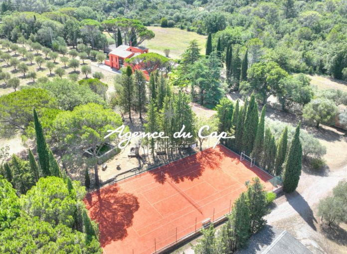 Villa de style toscan  proche mer et commerces vue dominante avec  parc tennis piscine  a vendre entre cannes et st tropez  Saint-Raphaël