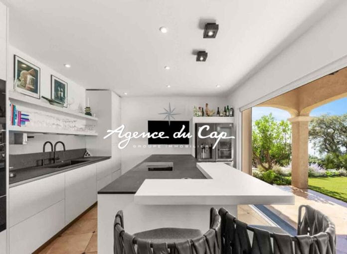 Demeure de prestige à vendre d'environ 216m² avec une vue mer exceptionnelle, à sainte-maxime