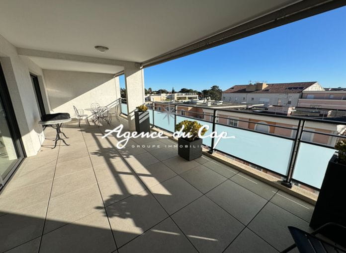 Appartement 4 pieces dernier etage  avec  grande terrasse garage double a saint-raphael proche centre ville