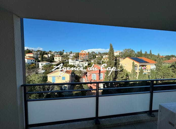 Appartement 4 pieces dernier etage  avec  grande terrasse garage double a saint-raphael proche centre ville