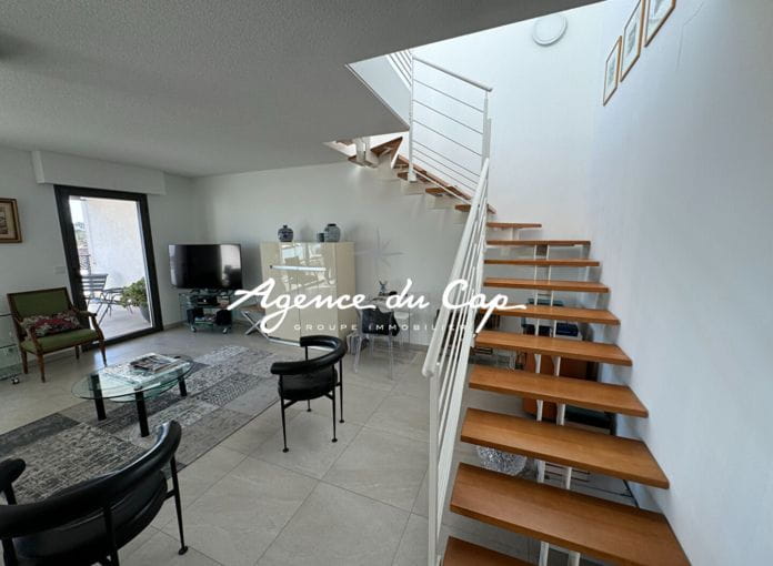 Appartement 4 pieces dernier etage  avec  grande terrasse garage double a saint-raphael proche centre ville