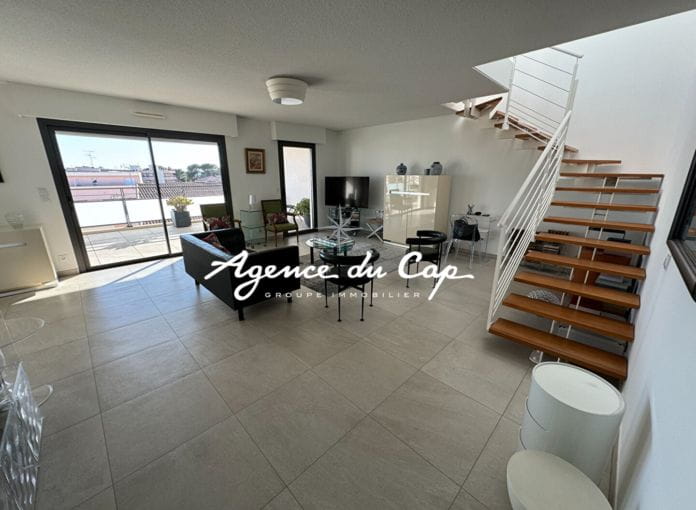 Appartement 4 pieces dernier etage  avec  grande terrasse garage double a saint-raphael proche centre ville