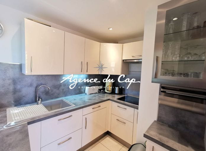 3 room duplex apartment with terrace and parking located near the city center on foot, in saint aygulf