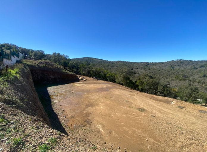 Terrain à vendre de 2600m² avec vue dégagée sur les collines, permis accepté et purgé, à saint aygulf