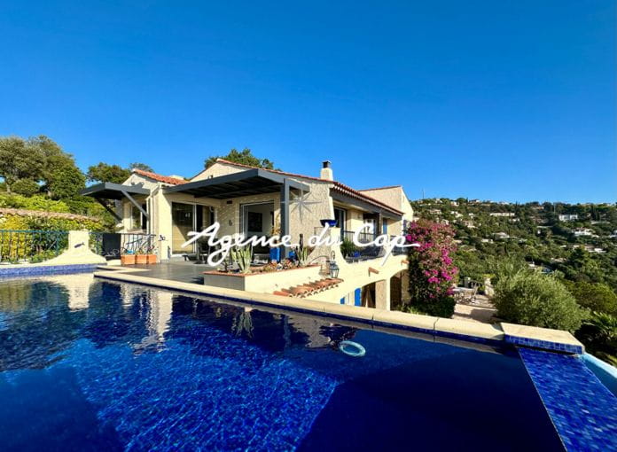 For sale villa of 173sqm, 5 rooms including 4 bedrooms with pool and garage sea view, located in aux Issambres