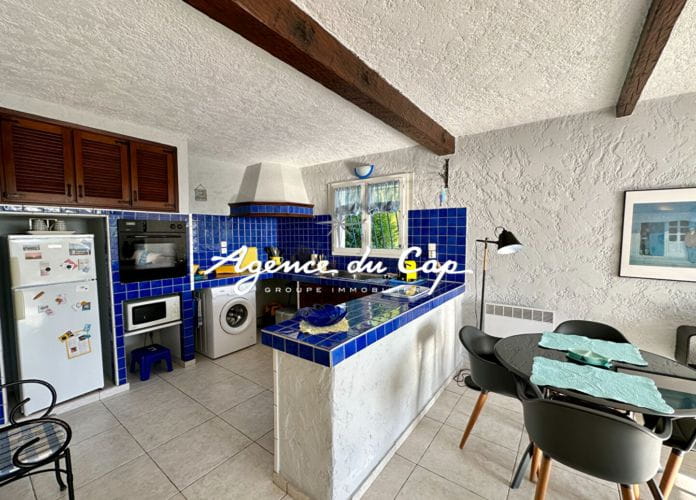 à vendre villa de 173m², 5 pièces comprenant 4 chambres avec piscine et garage vue mer, située aux issambres (12)