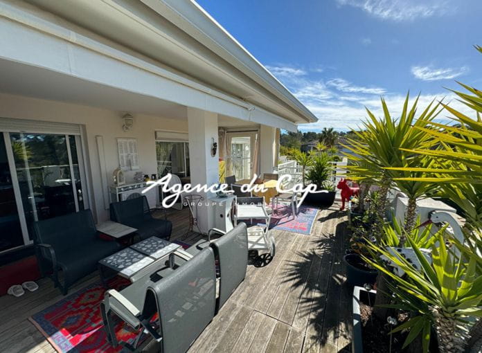 Appartement 3 pieces dernier etage vue mer terrasse garage et piscine Saint-Raphaël santa lucia