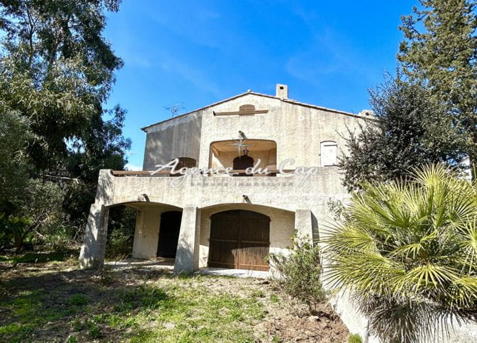 à vendre villa 4 pieces composée de 3 chambres avec potentiel d’aménagement  et avec vue mer, à  saint-aygulf (1)