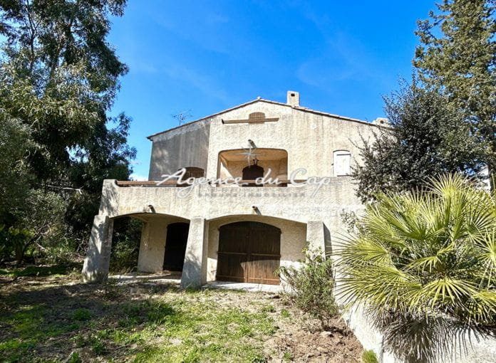 À vendre villa 4 pieces composée de 3 chambres avec potentiel d'aménagement  et avec vue mer, à  saint-aygulf