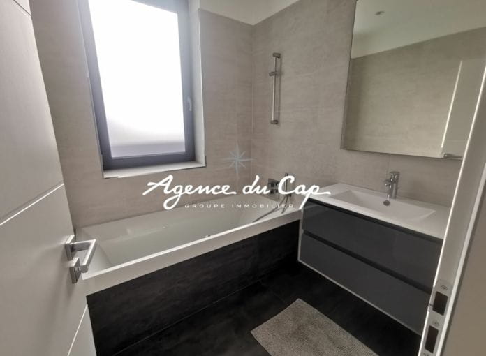 Compromis signé - appartement moderne t4 avec vue mer, piscine commune, petite copropriete a saint aygulf