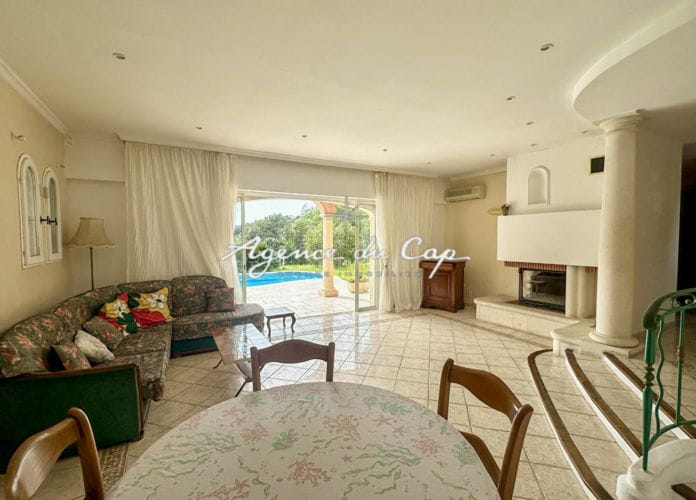 For sale villa of 220 sqm with sea view 4 bedrooms garage pool and spa, on the heights of les issambres (6)