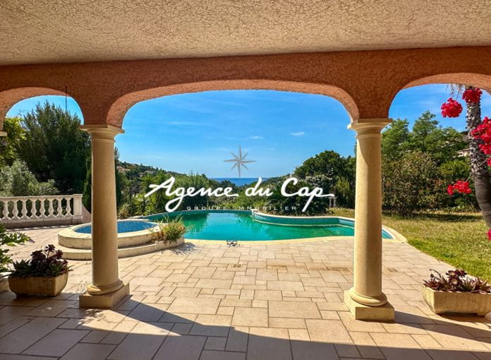 À vendre villa de 220 m² avec vue mer 4 chambres garage piscine et spa, sur les hauteurs des Issambres