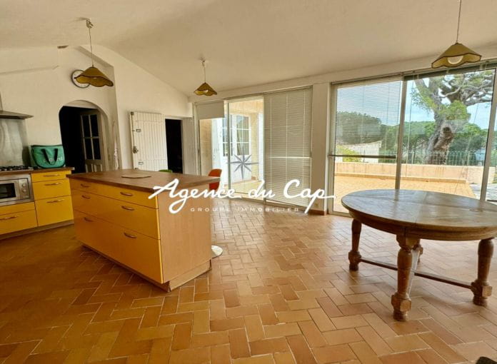 For sale 5-room villa 322sqm, swimming pool land with summer kitchen, quiet, ideally located in sainte-maxime