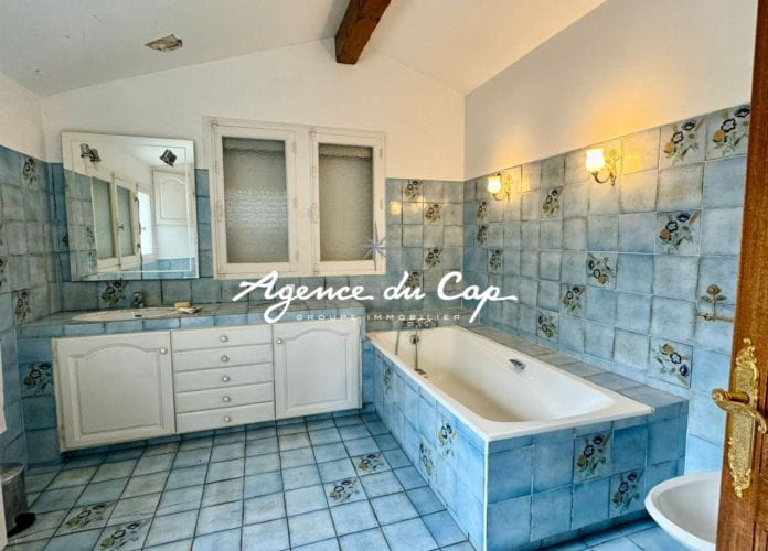 à vendre villa 5 pièces 322m², terrain piscinable avec cuisine d’été, au calme idéalement située à sainte-maxime (11)