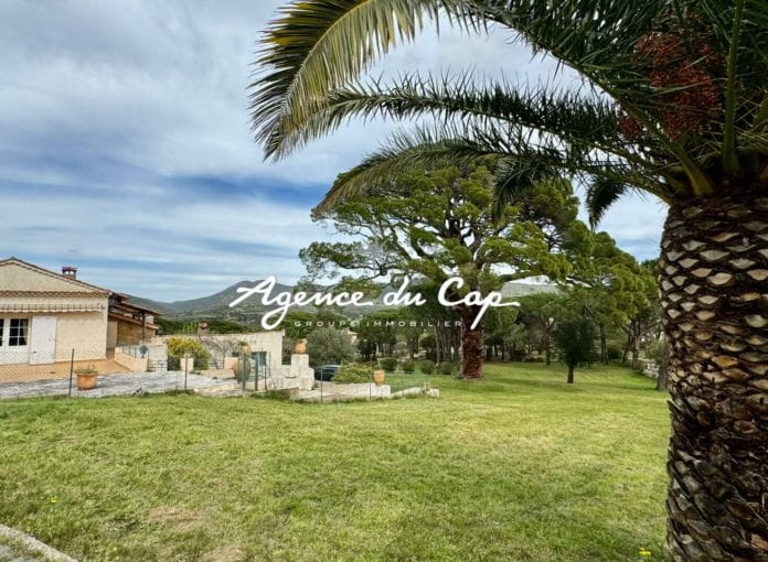 À vendre villa 5 pièces 322m², terrain piscinable avec cuisine d'été, au calme idéalement située à sainte-maxime