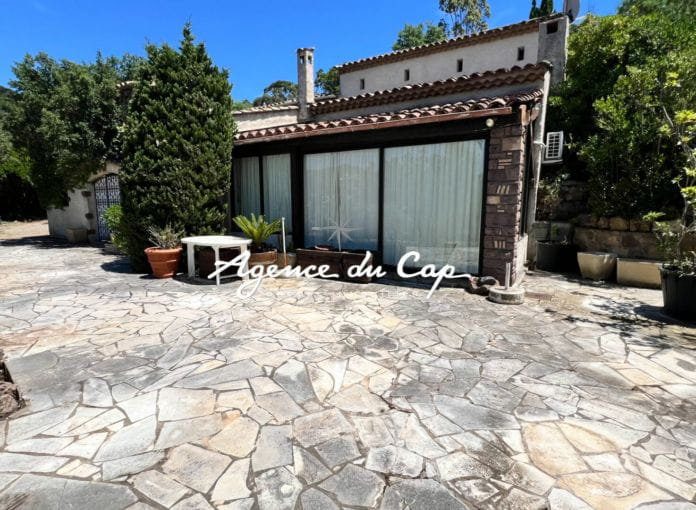 For sale: 4-room villa with swimming pool and pool house, very good potential, in Issambres.